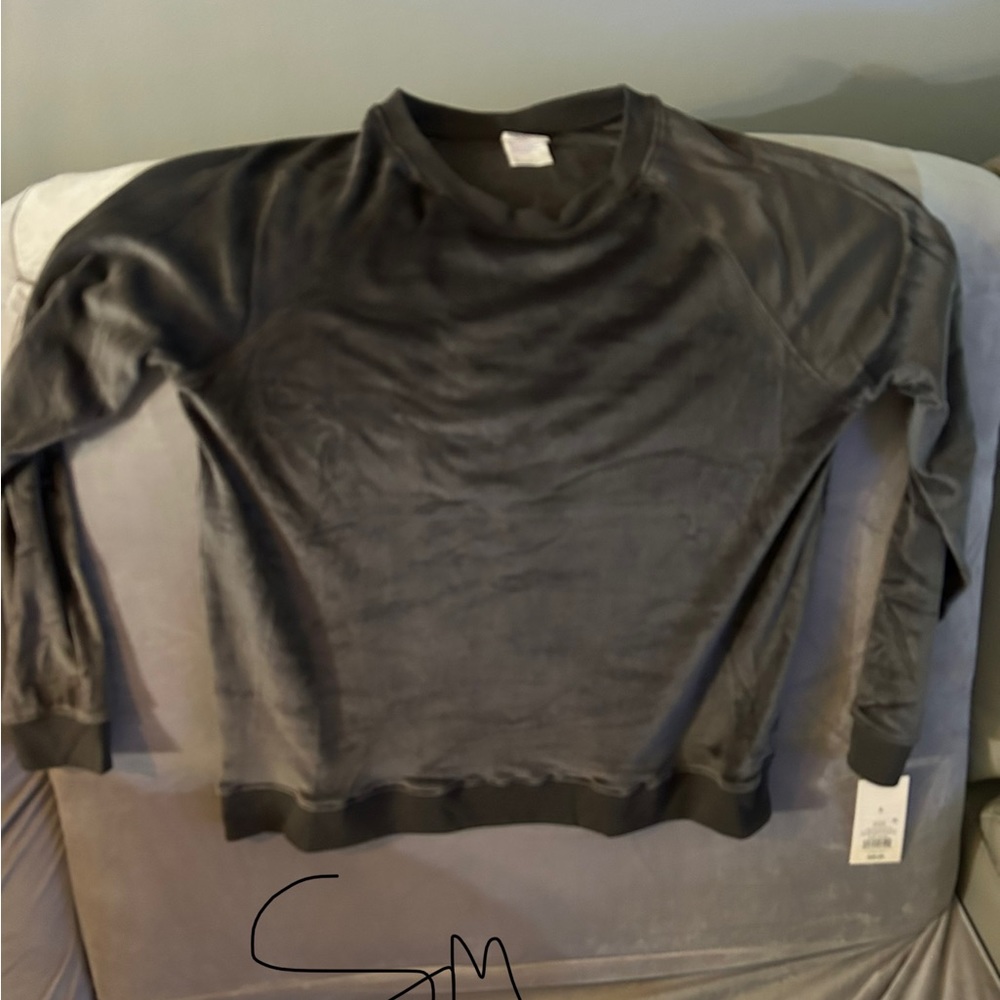 Gray comfortable Women’s Top, easy to throw on with a pair of jeans!